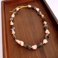 Detalle macro del collar de cuentas con perlas de concha y piedras grises facetadas - Estilo de cuentas de concha irregular y mineral gris (WN1776) / Collar-Negro-Café