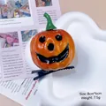 Detailansicht einer Halloween-Kürbis-Haarspange mit Maßen 8cm x 6cm für Partys - Lächelnder Kürbis
