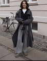 Draußen-Streetstyle von Damen langem dunkelgrauem Wollmantel mit weiter Hose und Stiefeletten - S / Dunkelgrau