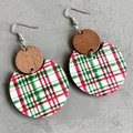 Détail de boucles d'oreilles bohèmes en bois avec pendentifs ronds à carreaux festifs - Carreaux rouges et verts