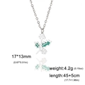 Silberne Blumenhalskette mit weißem und grünem Emaille-Anhänger auf polierter Kette - Stahlfarbe - Stechpalme