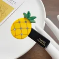 Handgefertigte Ananas-Haarklammer mit gelber Karotextur und grünem Blattdetail - Ananas