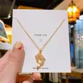 Elegante Halskette aus Gold-Titanstahl mit Delfin-Anhänger und funkelnden Zirkonia-Steinen - Gold Fische Stil