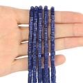 Dettaglio di perline abacus blu intenso con trama naturale tenute in una mano - 150 Pezzi / Lapislazzuli