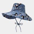 Détail du chapeau de soleil à large bord avec motifs floraux bleus et ruban coupe-vent - Bleu Brumeux Artistique Fleuri (Couleur 9#)