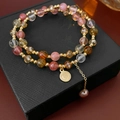 Detalle de cuentas de cristal de colores, colgante de moneda y perla barroca decorativa - Pulsera de Cuentas de Doble Capa / Dorado