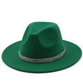 Détail d'un chapeau en feutre vert foncé orné d'un ruban décoratif à paillettes argentées - Vert Herbe