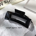 Detail einer 10 cm minimalistischen schwarzen Haarklammer auf stilvollem Hintergrund - Schwarz