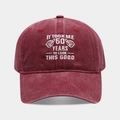 Détail du texte brodé 'It Took Me 50 Years' sur casquette en coton délavé - 50 Ans / Bordeaux