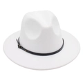 Nahaufnahme eines eleganten weißen Filzhuts mit schwarzem Gürtelband und Schnalle. - Weiß