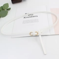 Cinturón fino minimalista de cuero blanco para mujer con hebilla ovalada dorada - Blanco