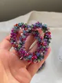Détail d'élastiques à cheveux en perles de cristal facettées bleues, rouges et vertes - Pièce Unique / Violet