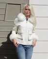 Gros plan sur une veste blanche en laine avec col et poignets en fourrure moelleuse - S / Blanc