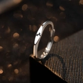 Anillo abierto minimalista de plata S925 con el símbolo grabado del signo de Capricornio - Abierto Ajustable / Capricornio