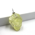 Pendentif artisanal en cristal jaune clair irrégulier enveloppé de fil métallique argenté - Pendentif Uniquement / Argent