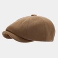 Gros plan sur le tissu en sergé marron foncé et les coutures de la casquette rétro - Taille unique / Kaki