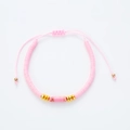Dettaglio del bracciale in perline heishi rosa con pietra naturale e cordino regolabile - Rosa