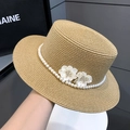 Detail eines Strohhutes mit elegantem Perlenband und weißen 3D-Blumendekorationen - Verstellbar / Khaki