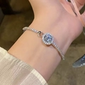 Elegante brazalete de plata con piedra central redonda y halo de diamantes pavé - Pulsera de Circonita Brillante de Corazón