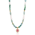Dettaglio collana di perle boho con pietre verdi e ciondolo dorato con gemma magenta - Stile 1 (Pietra Verde Perla Gemma Rossa)