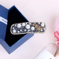 Pasador de pelo con cristales azules, perlas blancas y conejo dorado sobre caja - Conejo de Perla [Azul Antiguo Cuadrado]