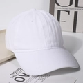 Detail der weißen Baumwoll-Baseballkappe mit klassischem 6-Panel-Design und Textur - Weiß