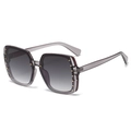 Lunettes de soleil carrées oversize tendance avec monture grise et rivets dorés élégants - Monture grise transparente avec verre dégradé gris
