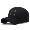 Zwarte mesh baseballpet met grote witte geborduurde letter M op de voorkant van de kroon - Verstelbaar / Zwart