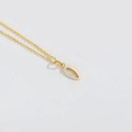Minimale gouden ketting met schelphanger op een strakke witte achtergrond - Witte Schelp
