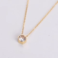 Detalle del collar dorado con colgante hexagonal y circonita redonda brillante - Dorado