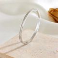 Elegante brazalete de acero de titanio plateado con brillantes cristales de circonita - Color Acero