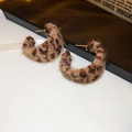 Gros plan de boucles d'oreilles créoles léopard en peluche sur fond minimaliste - Léopard Peluche Forme C (15# Tige en Argent-Café-Léopard-Forme C)