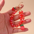 Portachiavi con fragola e perle iridescenti rosse con chiusura dorata di moda - Fragola Rossa