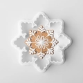 Weiße Schneeflocken-Ausstechform und dekorierter Lebkuchen für das DIY-Backen im Advent - Schneeflocke Typ A