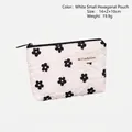 Mini-Kosmetiktasche mit Blumenprägung in Weiß, schwarzem Blumenmuster und Reißverschluss - Kleine Flache Sechseck-Tasche / Weiße Kleine Sechseck-Tasche