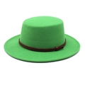 Vue détaillée du chapeau en feutre vert émeraude avec sangle décorative en cuir marron - M (56-58cm) / Vert Herbe
