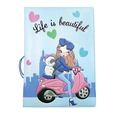 Funda de pasaporte azul claro con niña en scooter y banda elástica de cierre - Chica Azul en Scooter