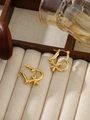 Nahaufnahme goldener Herzohrringe mit Schleifendetails auf einem Samttablett - Schleifen-Herz-Stil (Gold ZHE1070)