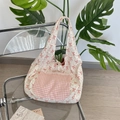Sac cabas en toile crème avec motifs de nœuds roses et poche à carreaux dentelée - Style avec nœud rose