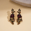 Vue macro de boucles d'oreilles vintage avec gemme violette et strass multicolores - Cuivre/Strass / Boucles d'Oreilles Vintage (Aiguille en Argent-Rouge)