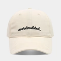 Détail de la casquette beige avec broderie noire overstimulated en coton de qualité - Réglable / Beige
