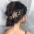 Pettine per capelli da sposa dorato con perle e cristalli indossato dalla modella - Oro Foglia