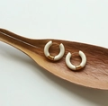 Dettaglio di orecchini a cerchio spessi in smalto bianco e placcati in oro 18 carati - Bianco Crema