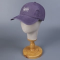Détail de la casquette en coton délavé avec texture de broderie hello blanche - M (56-58cm) / Violet