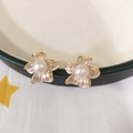 Détail de boucles d'oreilles fleur or 18K avec perle naturelle et zircons brillants - Blanc