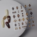 Stickers ongles rétro à losanges marron avec détails dorés et tons chauds Maillard - Motif à Losanges Vintage (CO-043)