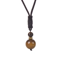 Dettaglio della collana in occhio di tigre con cordino intrecciato e perla dorata - Stile Occhio di Tigre