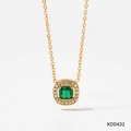 Collar dorado estilo palacio francés con gema verde cuadrada y halo de circonitas - Color Dorado Zirconia Verde (KDD432)