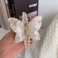 Detailansicht der perlmuttartigen Schmetterling-Haarklammer aus Acetat mit Marmormuster - Cremeweißer Strukturierter Schmetterlings-Clip