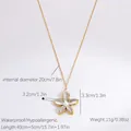 18K vergulde bloem hanger ketting met witte bloemblaadjes en een centrale parel accent - Wit Bloemblad Kunstparel Hanger Ketting (XL31093)